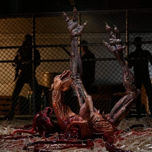 The Thing Deluxe Ultimate Dog Creature -​ Figura Escala 7" NECA
