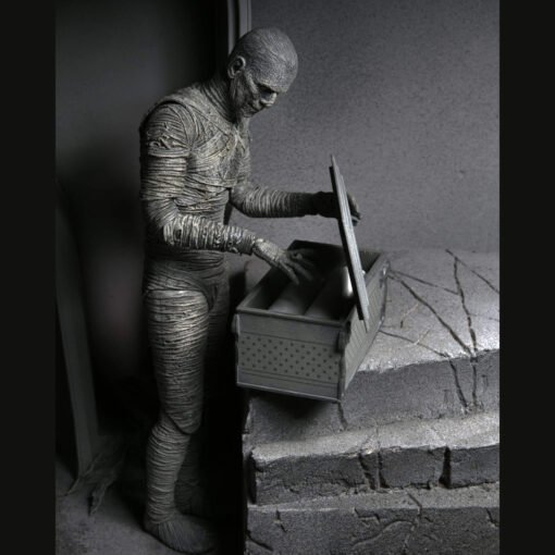 Ultimate Mummy (Blanco y Negro) -​ Figura Escala 7" NECA