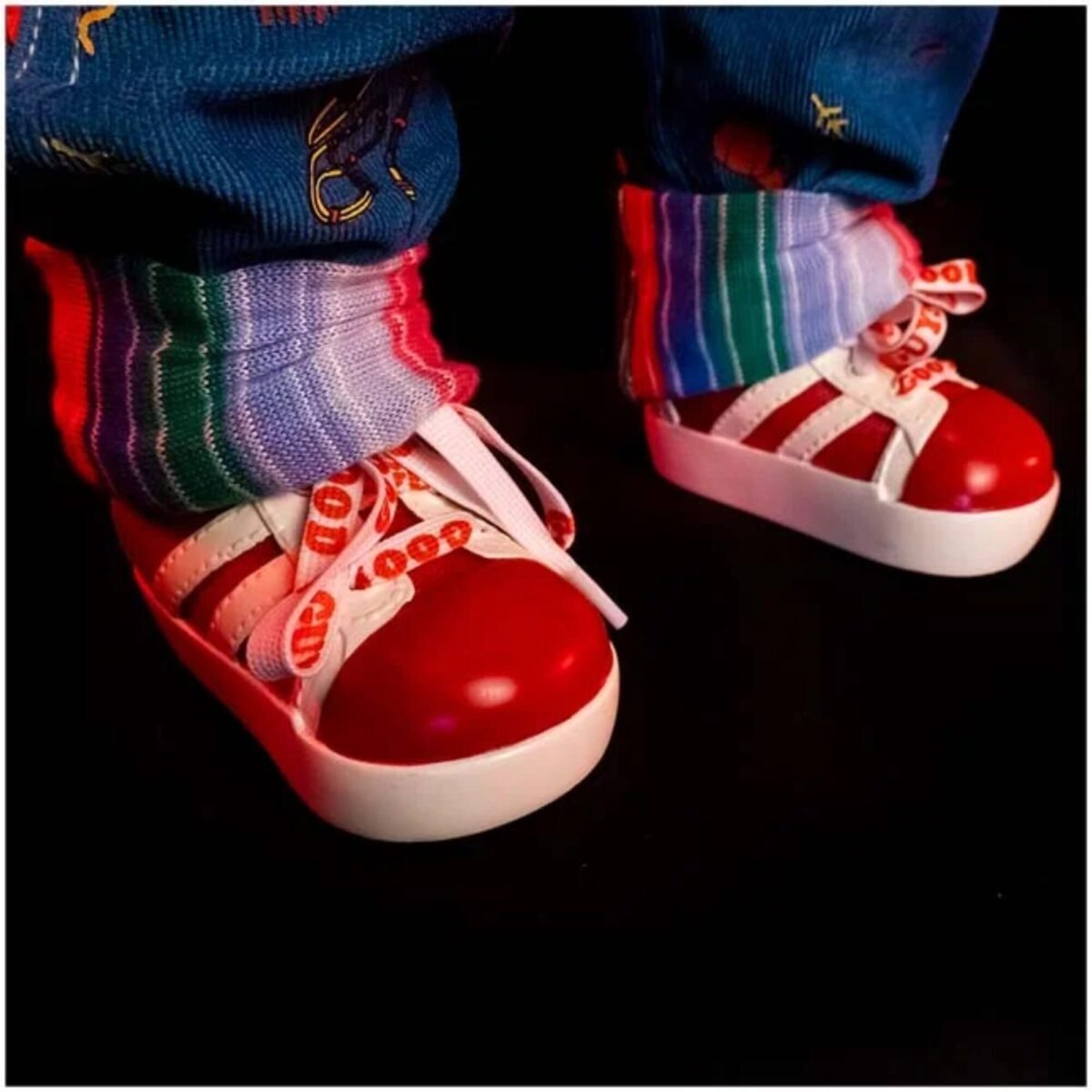 Childs Play Ultimate Chucky Doll réplica a escala 1:1 - Image 11