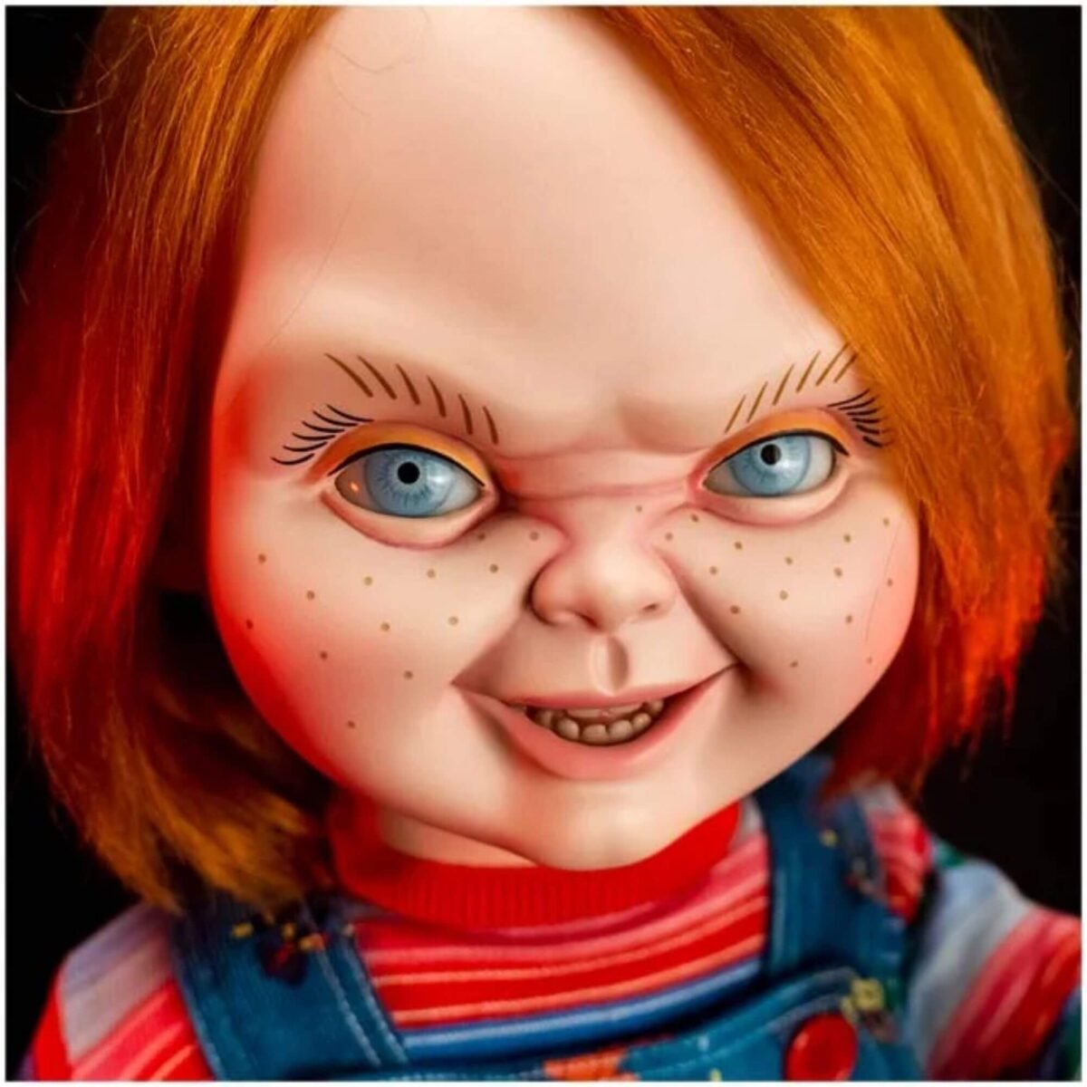 Childs Play Ultimate Chucky Doll réplica a escala 1:1 - Image 6